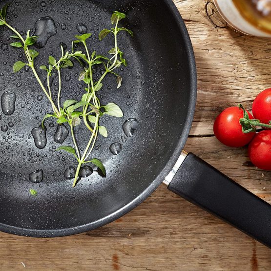 Judge Vista J222A Stainless Steel Non-Stick Large Skillet Frying Pan, 26cm, Induction Ready, Oven Safe, 25 Year Guarantee - Image 2