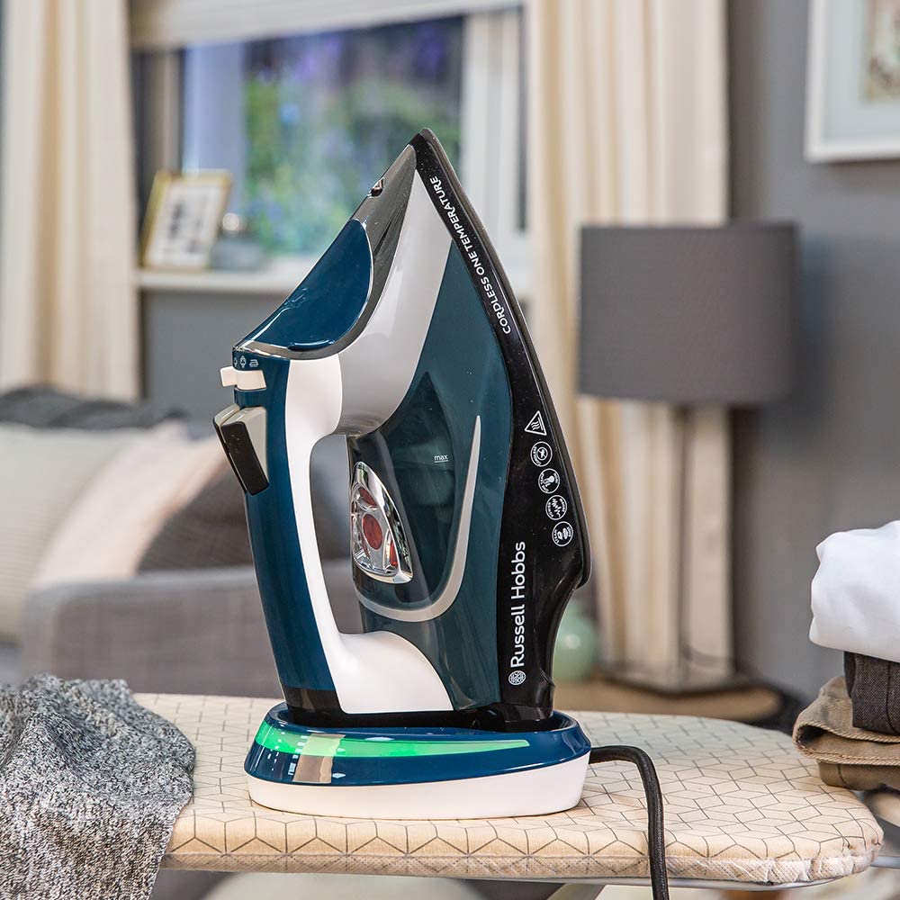 Russell Hobbs Cordless Steam Iron - Image 2