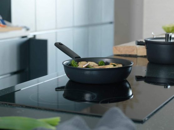 Fiskars 1052232 Sauté Pan with lid, Dia: 28 cm, Capacity: 3.5 litres, Suitable for All hobs, Aluminium/Plastic, Scratch-Resistant, Non-Stick Coating, Hard Face, Black, 3.5 liters - Image 3