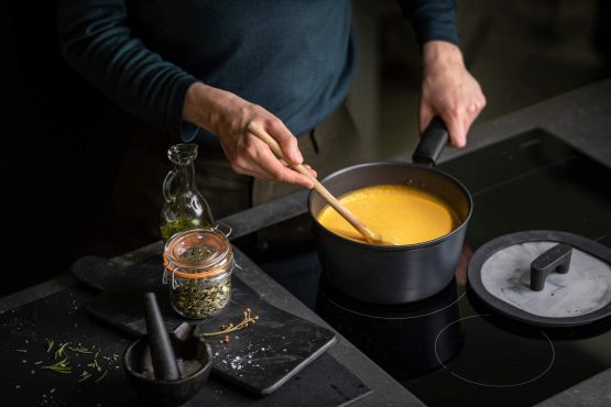 Fiskars 1052235 Saucepan with lid, Capacity: 2.5 litres, Suitable for All Types of hobs, Aluminium/Plastic, Scratch-Resistant, Non-Stick Coating, Hard Face, 2.5 liters - Image 4