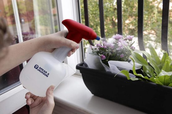 Spear & Jackson 1 Litre Battery Powered Sprayer - Image 2