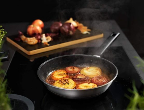 Fiskars 1052246 Frying Pan, Dia: 26 cm, Suitable for All hobs, Stainless Steel/Plastic, Scratch-Resistant, Hard Face, Black - Image 4