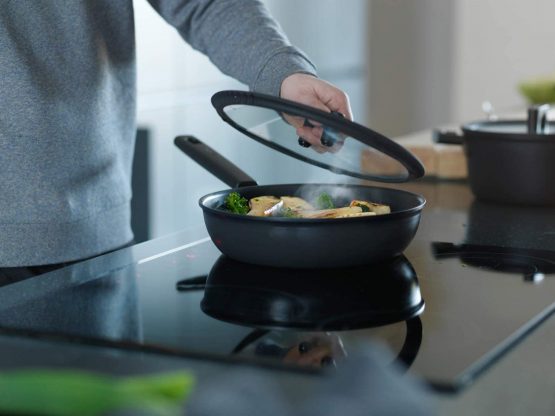 Fiskars 1052232 Sauté Pan with lid, Dia: 28 cm, Capacity: 3.5 litres, Suitable for All hobs, Aluminium/Plastic, Scratch-Resistant, Non-Stick Coating, Hard Face, Black, 3.5 liters - Image 4