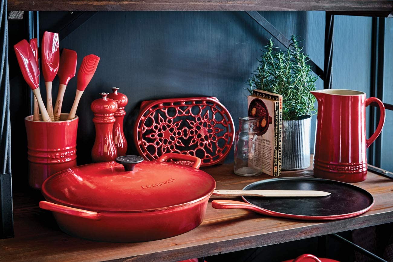LE CREUSET Enamelled Cast Iron Crepe Pan, with Long Lasting Enamel Coating and Ergonomic Handle, 27cm, Cerise, 20136270600460 - Image 4