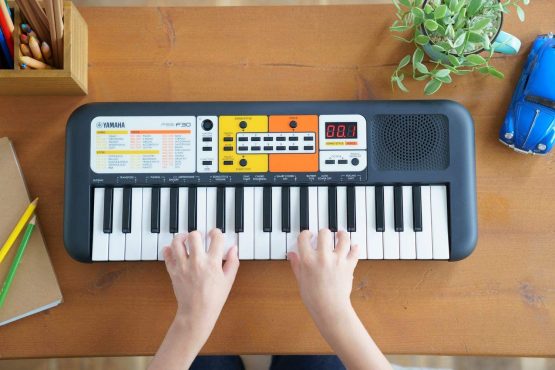 Yamaha PSS-F30 - Portable and Lightweight, Children's Keyboard, 120 Built-in Voices and 30 Songs with Smart Chord Function, Fun Learning Instrument, in Black - Image 4