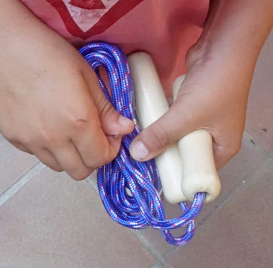 Childrens Skipping Ropes (Pack of 20). Wooden Handle Skipping Ropes for Kids. 20 Colourful Jump Ropes for Outdoor Games and Children's Parties. Includes 1 Frisbee - Image 3