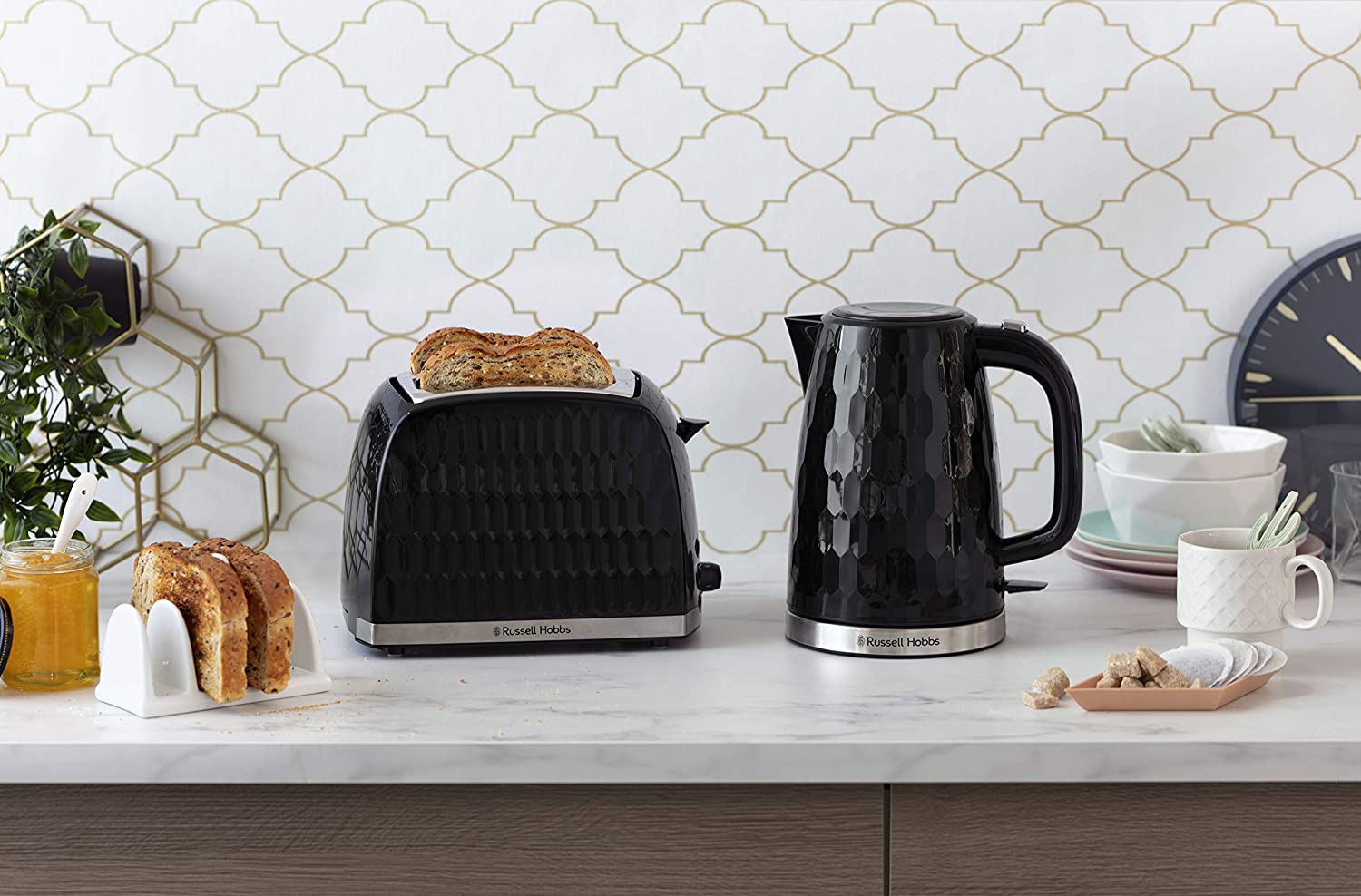 Russell Hobbs Honeycomb Electric 1.7L Cordless Kettle (Fast Boil 3KW, Black premium plastic, matt & high gloss finish - Image 4