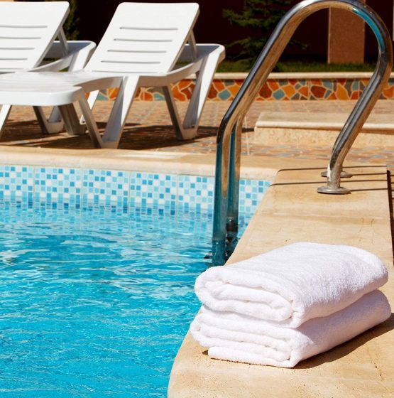 Utopia Towels - Premium 100 % Cotton White Small Bath Towel Set (6 Pack, 56 x 112 Centimetres) - Lightweight, High Absorbency - Multipurpose Quick Drying Pool Gym White Towel Set - Image 3