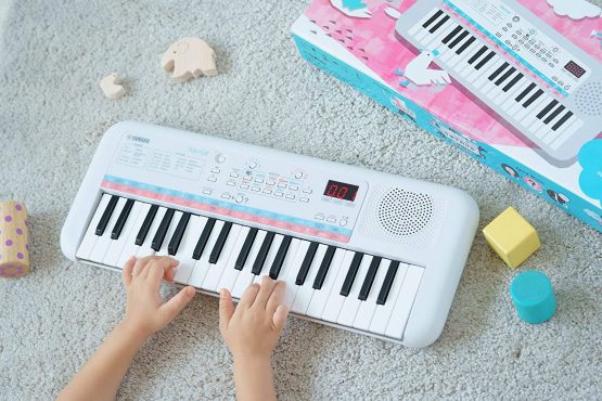 Yamaha Remie PSS-E30 - Portable and Lightweight Keyboard for Young Children, 47 Built-in Voices, 74 Sound Effects and a Quiz Mode, Fun Learning Instrument, in White - Image 4