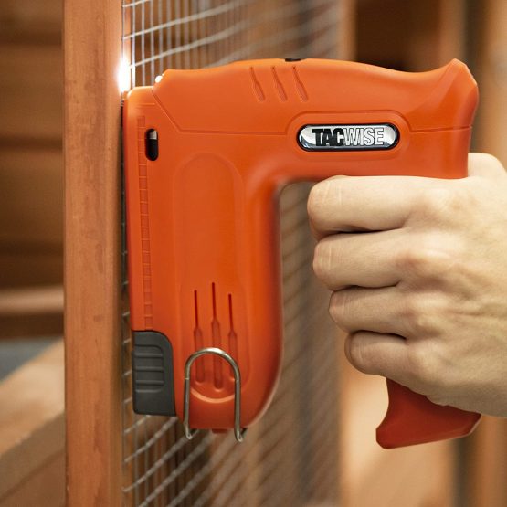 Tacwise 1563 Hobby 53-13EL Cordless 4V Nail Gun with 200pcs Staples Electric Stapler, Orange - Image 4