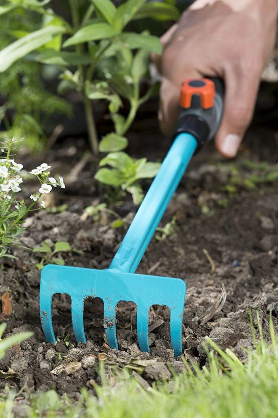 GARDENA combisystem Flower Rake: Five-tined hand rake for raking and loosening soil in beds and flower boxes, 8.5 cm working width, ergonomic handle, corrosion protection (8925-20) - Image 2